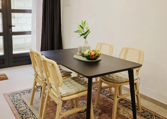 Stylish Town Centre Mariroza